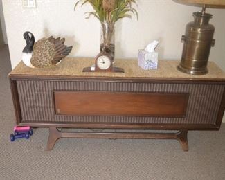 MCM Console Stereo Cabinet (General Electric stereo and turntable inside - 1 speaker works)