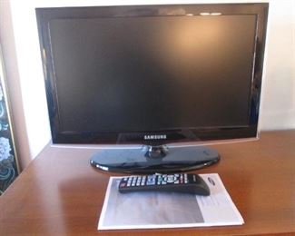 Samsung LCD Flat Screen TV with Remote, Series 450