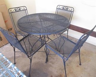 Vintage 36" Round Metal Patio Table/4-Chairs
