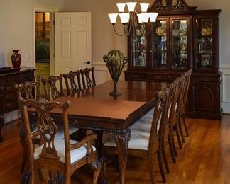 Beautiful dining table, two leaves, seats 10!