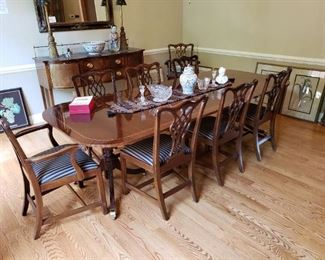 Tradtional fine wood Councill Craftsman dining table w/ 2 leaves, pads, 8 chairs