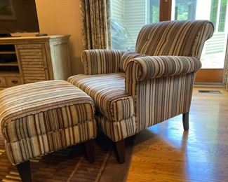 Set of 2 striped arm chairs with matching ottomans - Chair: 32"x 43"x 30" / Ottoman: 16.5"x 24"x 19"