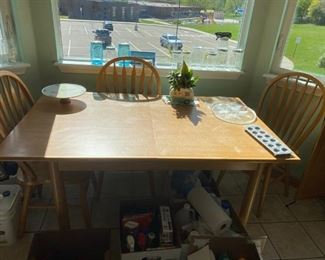 Butterfly leaf table