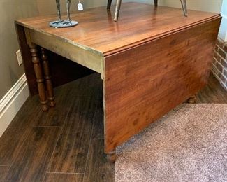 $600 Antique Drop Leaf Table 45” L x 35.5” W x 29” H Two  foldsup leaves 45” X 23” 