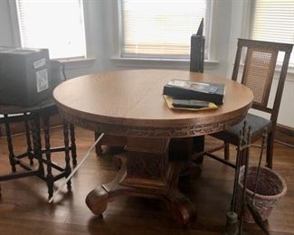 Round oak table 