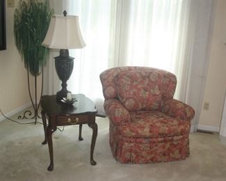 ROWE FURNITURE CHAIR WITH A HARDEN FURNITURE QUEEN ANN CHERRY WOOD LAMP TABLE