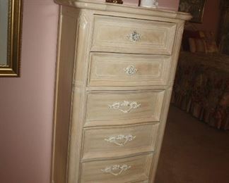 CHEST OF DRAWERS BY LEXINGTON