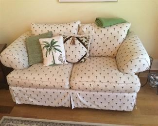 Very nice printed fabric loveseat.