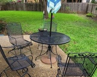 Patio set with bounce chairs in great condition