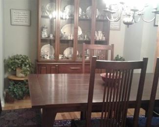 Stickley Dining Room table, 6 chairs, 2 leaves, protector pads