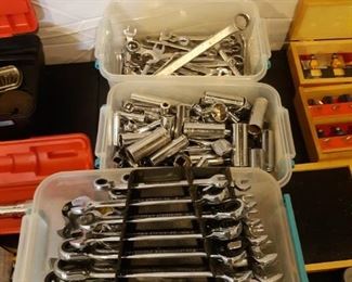 Wrench sets and sockets