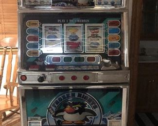Newer Slot machine with base. Works!