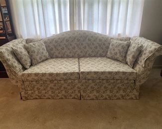 Upholstered Cottage Chic 2Cushion Sofa & 4 Pillows