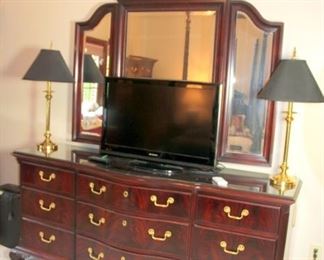 LIKE NEW Thomasville Flamed Mahogany Queen Bedroom Set (4 Poster Queen Bed, Mattress & Box Springs, Armoire, Chest Of Drawers, Dresser with Mirror, Pair of Night Stands- BEAUTIFUL SET)