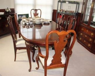 Thomasville Mahogany Collection Dining Room Set (Dining Table with 3 Leaves and 8 Chairs, China Cabinet)