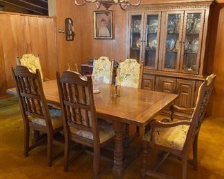 Dining Room Set / Table with 2 Leaves and Table Pads