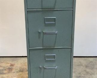 Located in: Chattanooga, TN
MFG Geneva
4 Drawer Filing Cabinet
Size (WDH) 15"Wx26-1/2"Dx52"H
*Sold As Is Where Is*