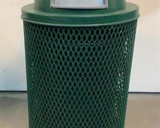 Located in: Chattanooga, TN
Trash Can w/ Guard
*Sold As Is Where Is*
SKU: V-6-A