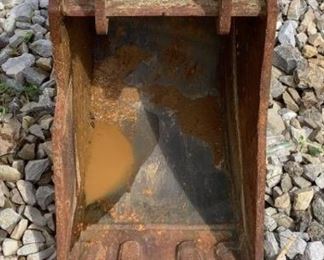 Located in: Ringgold, Ga
MFG TAG
15" Excavator Bucket
Size (WDH) 15"W x 28”H
**Sold as is Where is**