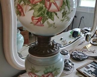 Beautiful vintage 2  globe lamp. Made in the US of America 