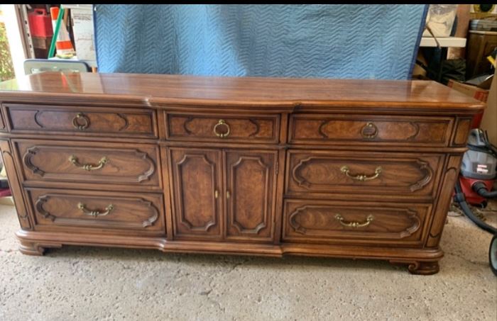 Thomasville Dresser, high quality, roomy, 9 drawers (2 hidden behind doors)