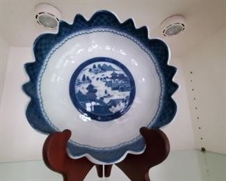 Canton scalloped edge dish