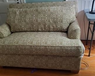 Lovely love seat. Excellent condition