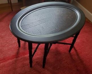 Oval lacquered stand with tray table