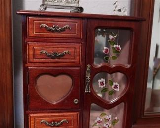 Cute vintage table top jewelry box
