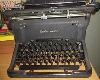 Underwood typewriter.. excellent condition 