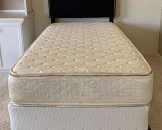 Twin Bed w Upholstered Headboard, Twin Matt/BS