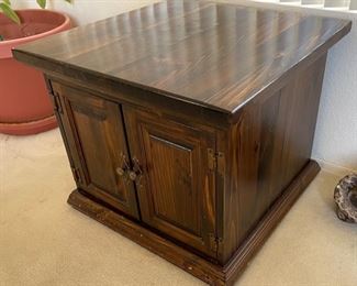 Single Solid Wood End Table Vintage	21x26x26in
