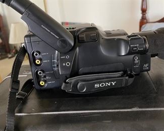 Sony CCD-F70 HandyCam Camcorder Video 8 Camera in Case	12x17x9in
