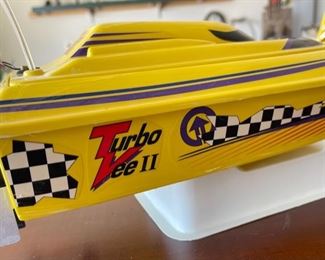 Tower Hobbies Turbo Vee II RC Boat w/ Controller	
