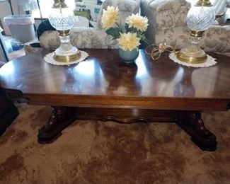 Living Room:  Excellent Coffee Table 