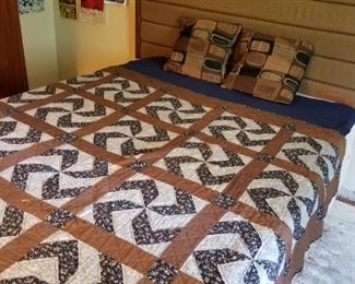 Queen bed with quilt.