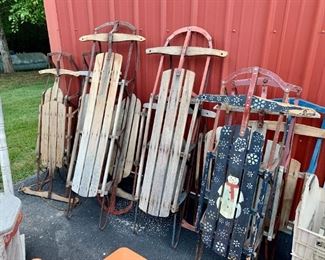 Old sleds in multiple sizes