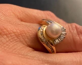 $270 - 14kt yellow gold ring with single pearl and diamonds sz 6.5