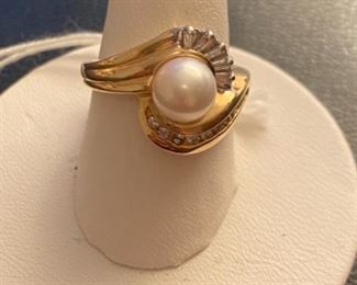 $270 - 14kt yellow gold ring with single pearl and diamonds sz 6.5