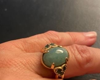 $280 - 14kt yellow gold jade cabochon ring with heart shaped side sz 6. 0.218 oz 