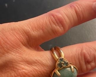 $280 - 14kt yellow gold jade cabochon ring with heart shaped side sz 6. 0.218 oz 
