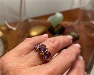 $140 - 10kt yellow gold with 3 round amethyst sz 6 