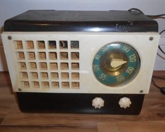 (#72) Vintage clocks  both need work $25     Bakelite vintage radio - needs work  