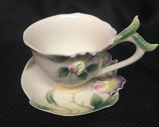 Franz Sweet Pea cup and saucer FZ00421 with box 2004 signed                                                                                    Price:  $95.00