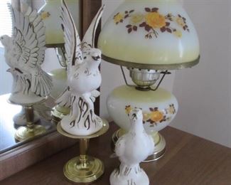 Gones with wind lamp in yellows, Pair of porcelain Doves