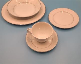 Brentwood Fine China
Japan
Over 99 pieces