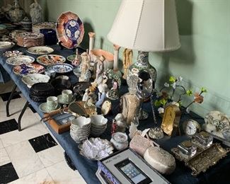 Many Asian, Chinese, Japanese pieces of porcelain and other assorted smalls