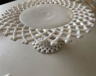 Milk glass, vintage cake plate. Excellent condition. No damage.