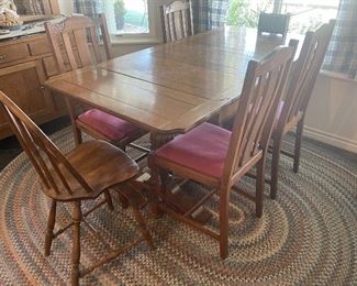 Vintage exceptional fine oak kitchen table with 4 matching chairs. 