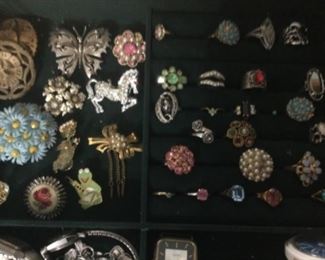 Hundreds Of Pieces Of Jewelry, Excellent Condition